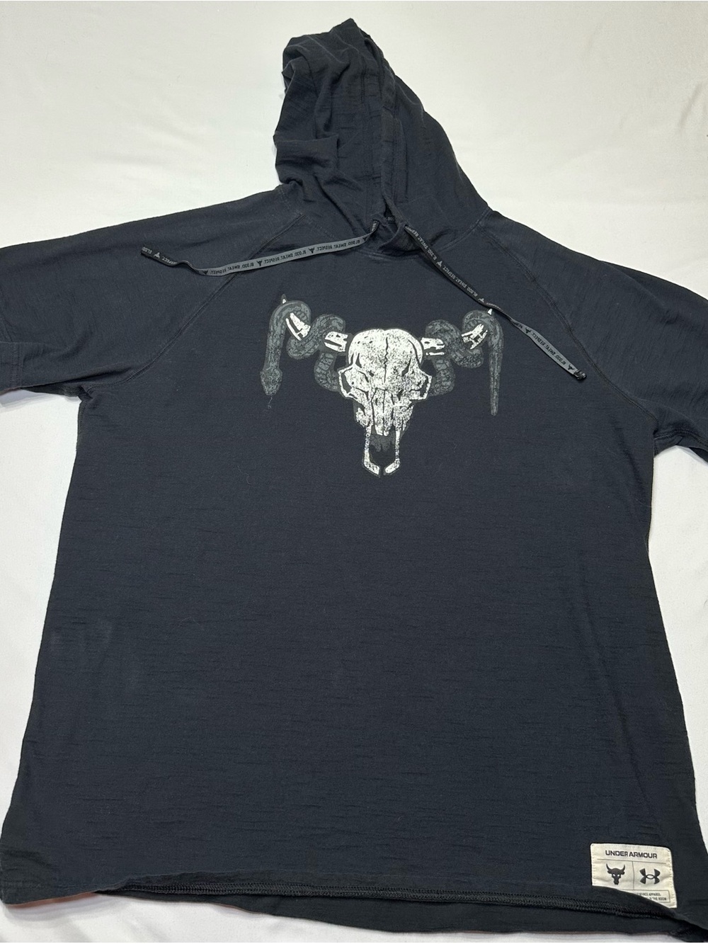 Under Armour Project Rock Short Sleeve Hoodie Men's Large Black Skull Bull Loose